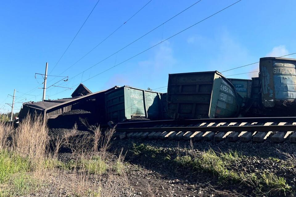 Появились кадры с места крушения поезда на Забжд