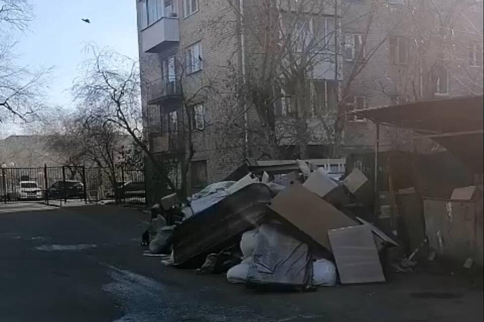 Куча мусора лежит во дворе в центре Читы