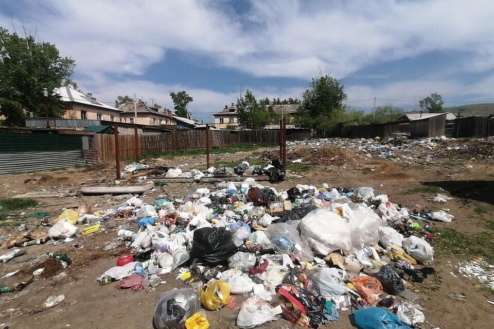 Жительница Читы пожаловалась на свалку мусора прямо под окнами дома