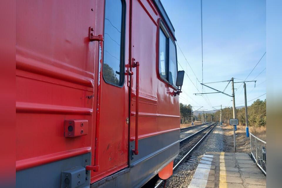 Подростки разбили стекла в вагонах движущегося поезда