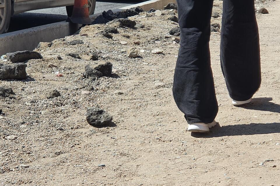 Почему уложенный неделю назад тротуар на Коханского снова разломали? – ответ администрации