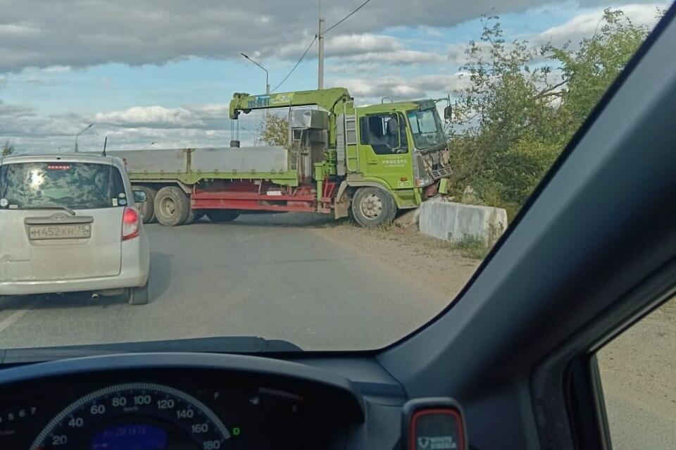Большегруз въехал в бетонные блоки на дороге около аэропорта в Чите