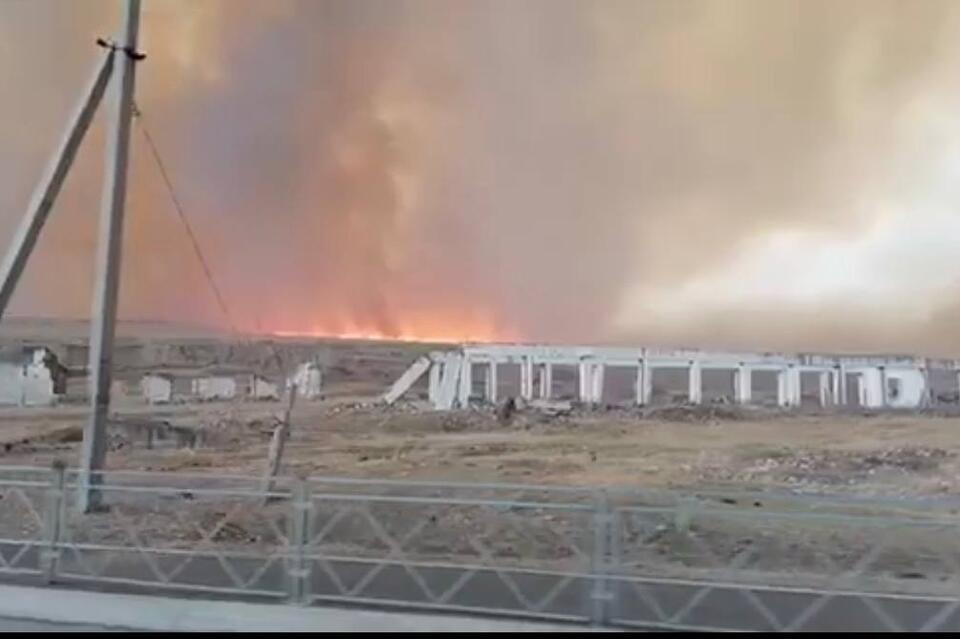 Пожар подходит к заправке около посёлка Мирная
