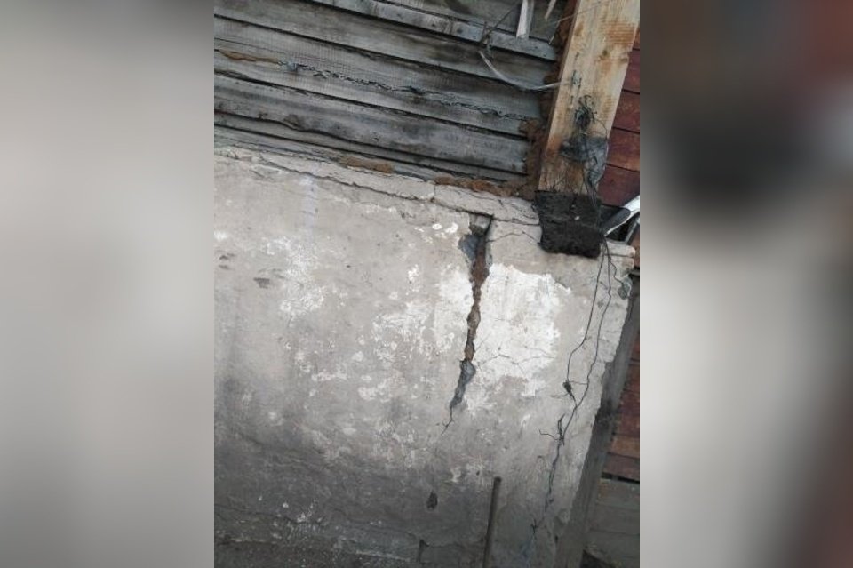 Аварийное состояние дома по улице Станционная в поселке Оловянная показал местный житель