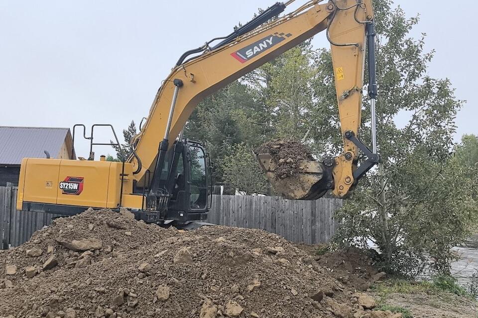 Жителю кооператива «Островок» отсыпают берег реки — его размыло наводнение