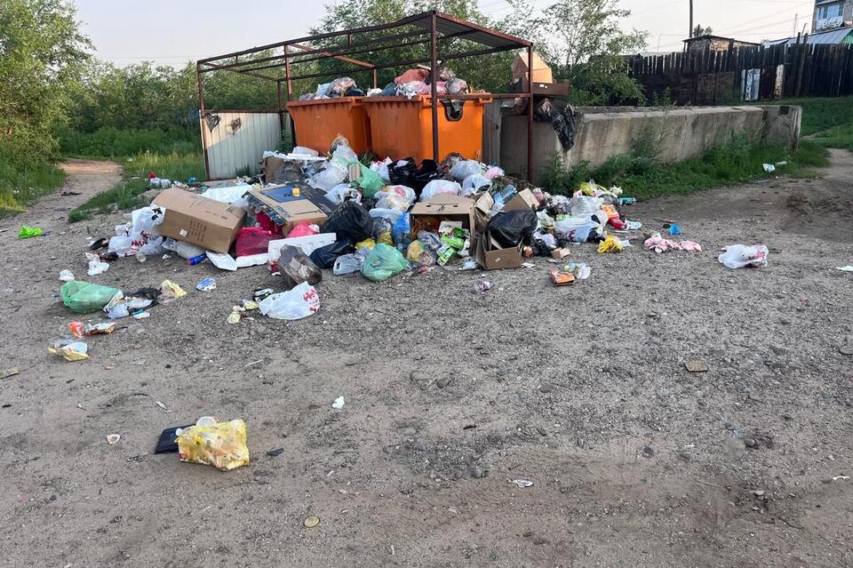 Двор в центре Нерчинска утопает в мусоре