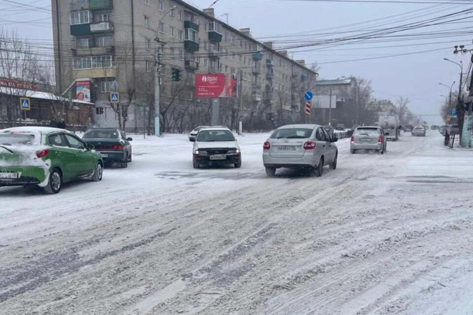 В Чите из-за снегопада случился транспортный коллапс