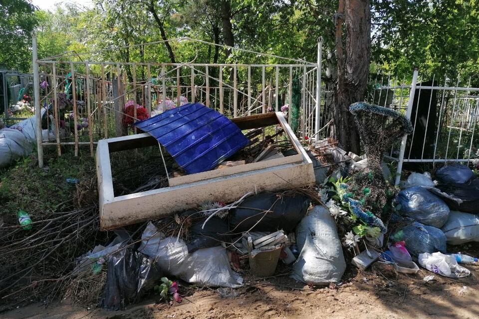 Кладбище Железнодорожного районе зарастает мусором – очевидцы