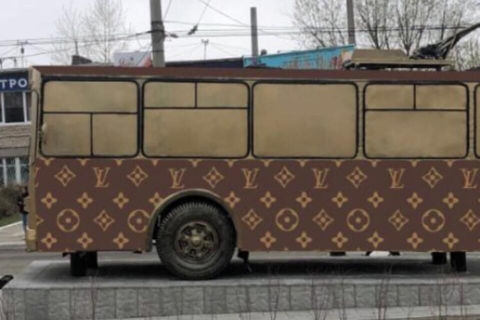 Адский троллейбус в Чите предложили перекрасить в стиле Louis Vuitton