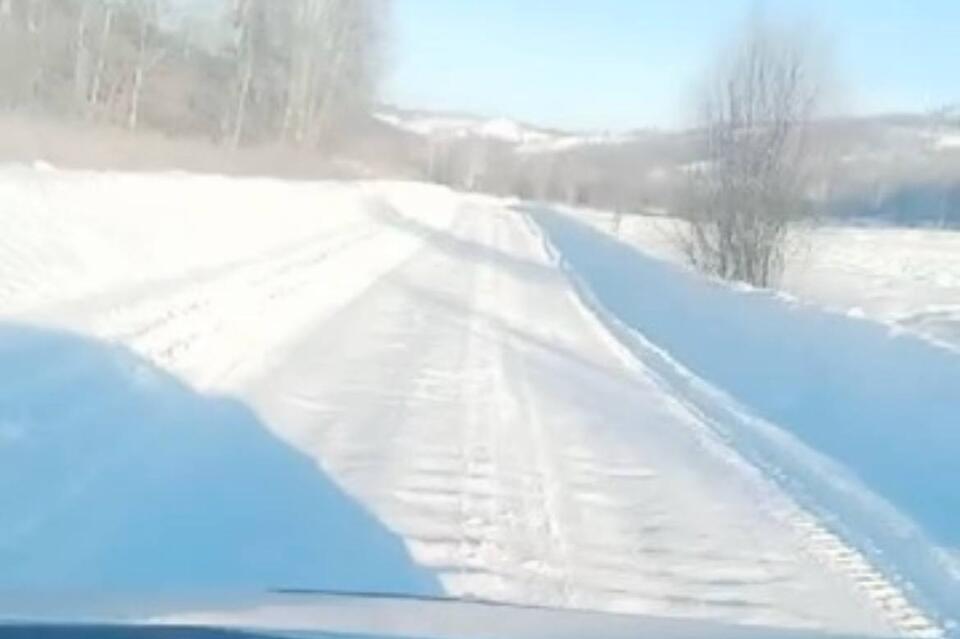 «Вот такие снежные заносы»: жители Шелопугинского района продолжают жаловаться на дороги