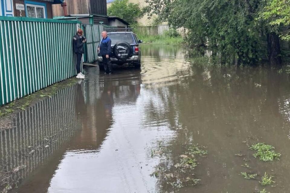 Лужа почти затопила дом на Острове