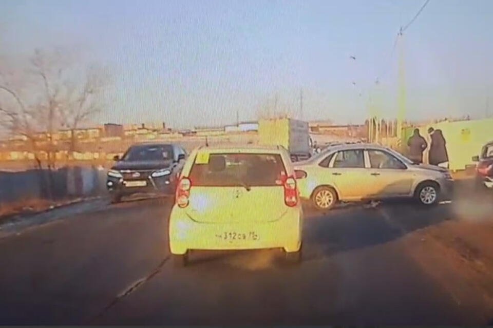 Сильная пробка сковала Олимпийскую из-за тройного ДТП