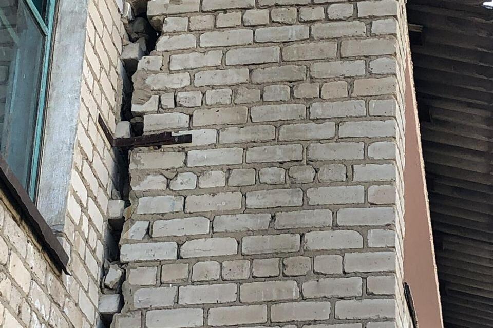 «Скоро рухнет»: Балкон отходит от стены дома в Шилке