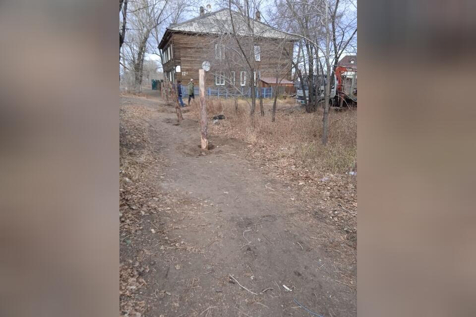 Тротуар в Чите перегородили из-за строительства офисного здания