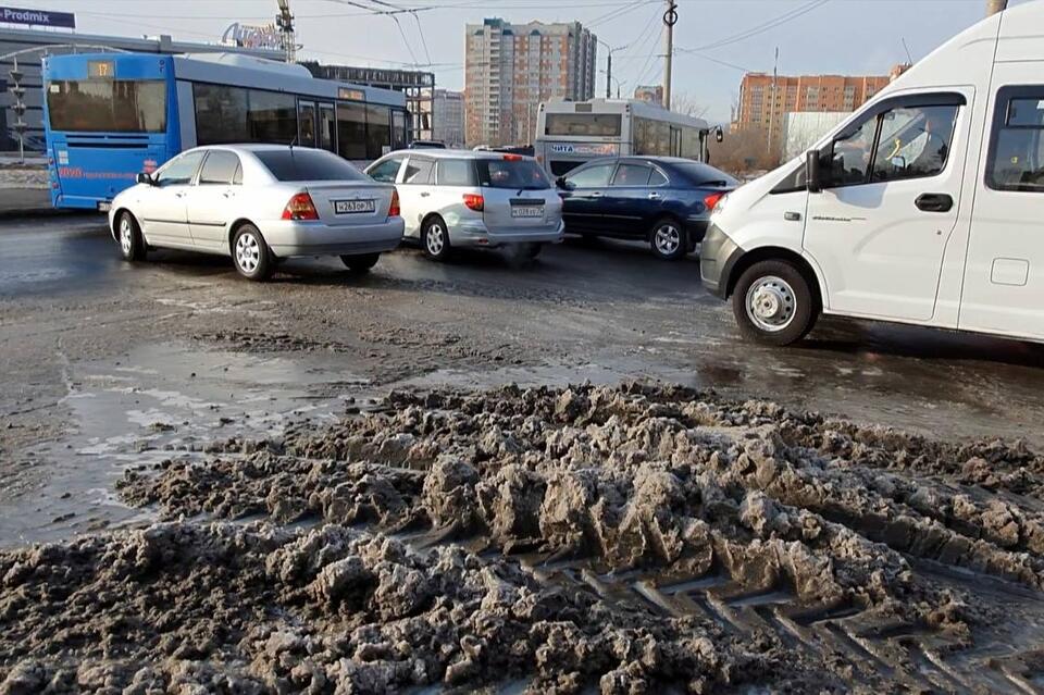 ДТП произошло в центре Читы - дорога покрыта грязью и льдом