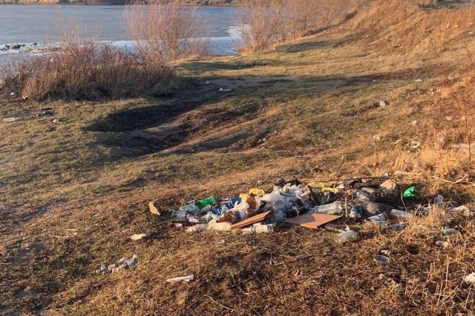 Берег Ингоды в Засопке обрастает свалками