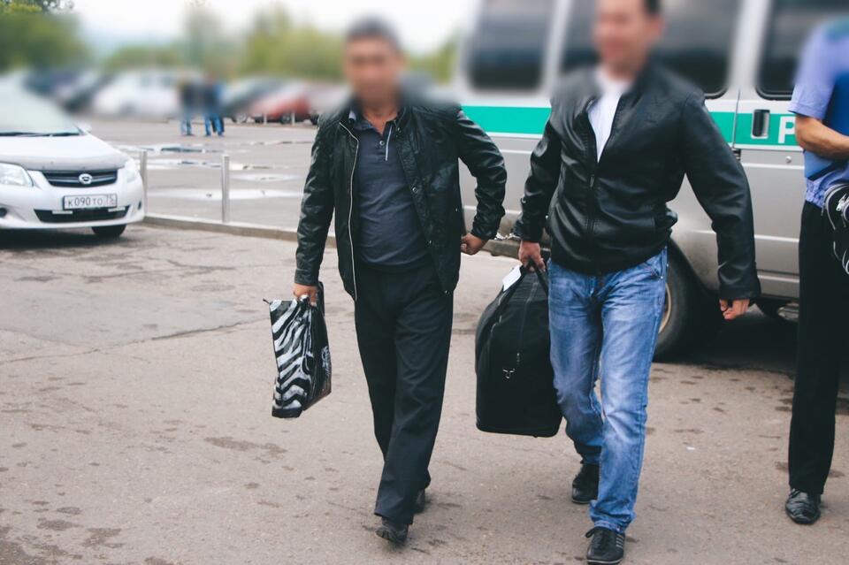 Въезд в Россию мигрантам начали ограничивать