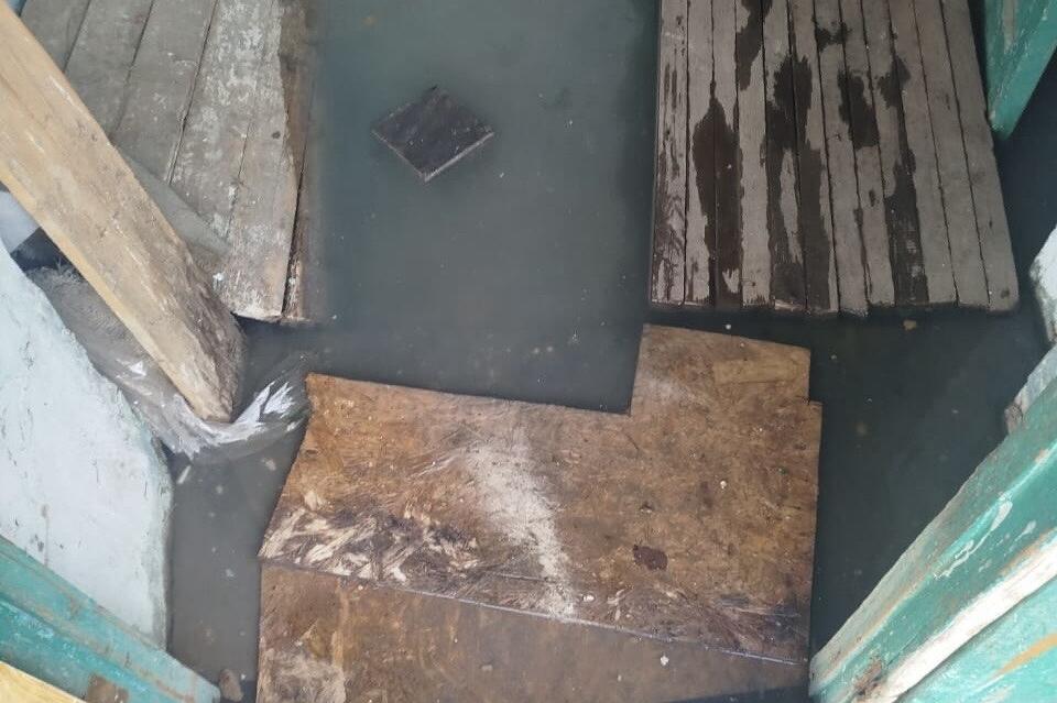 Из-за тополя подъезд в Хараноре тонет в нечистотах