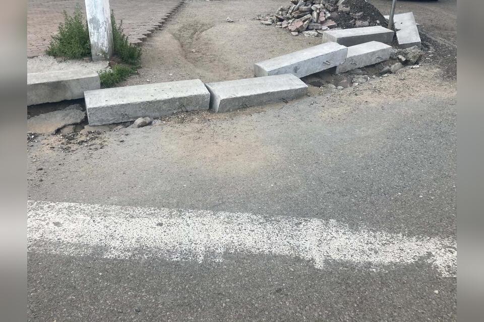 Минстрой: подрядчик заменил разбитый бордюр на тротуаре по Богомягкова