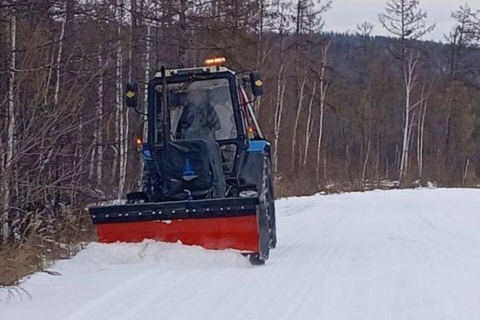 В Забайкалье продолжают чистить дороги от снега