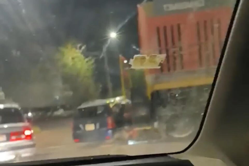 Поезд снес автомобиль в Чите