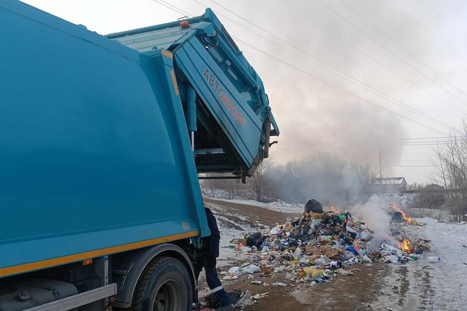 Опасная небрежность: в Чите снова горел мусор в спецтехнике
