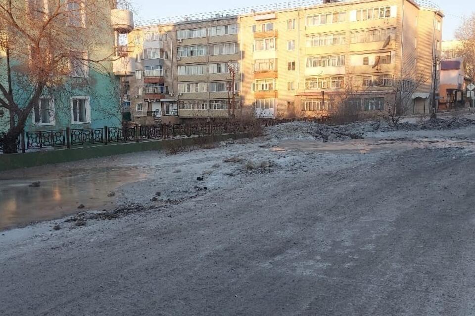 Канализационные воды затопили улицу в Забайкальске