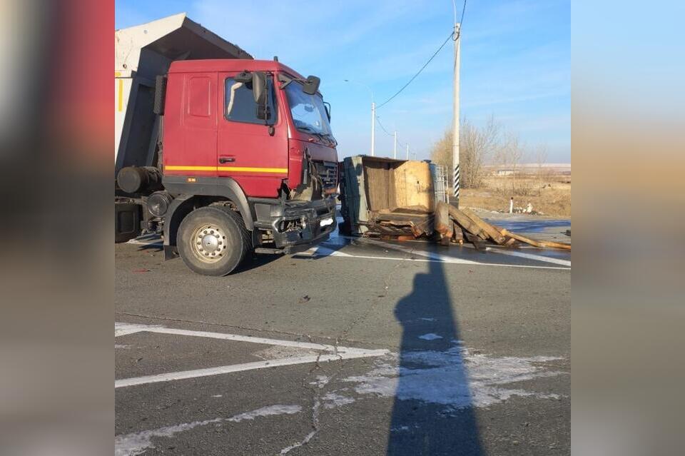 Тяжёлый грузовик и УАЗ столкнулись в Черновском районе Читы