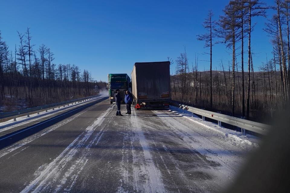 Ещё одного замерзающего водителя спасли на трассе в Забайкалье