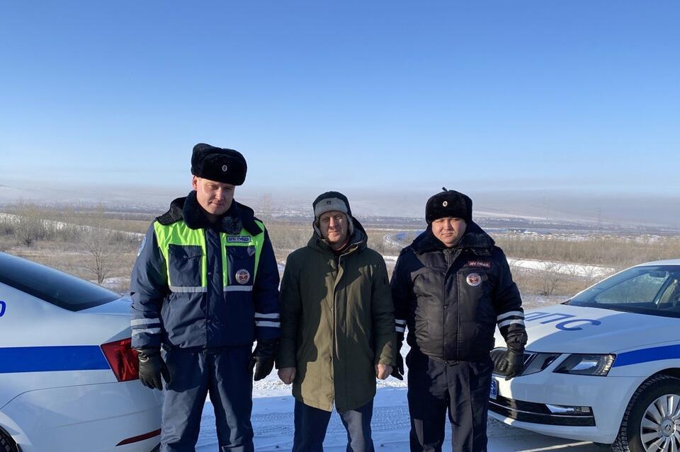 Инспекторы ДПС помогли замерзающему водителю на трассе в Забайкалье