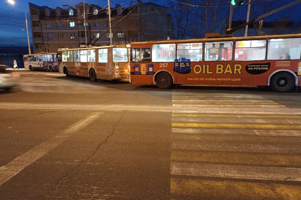 На конечной «единицы» троллейбусы останавливаются прямо на «зебре» - очевидец