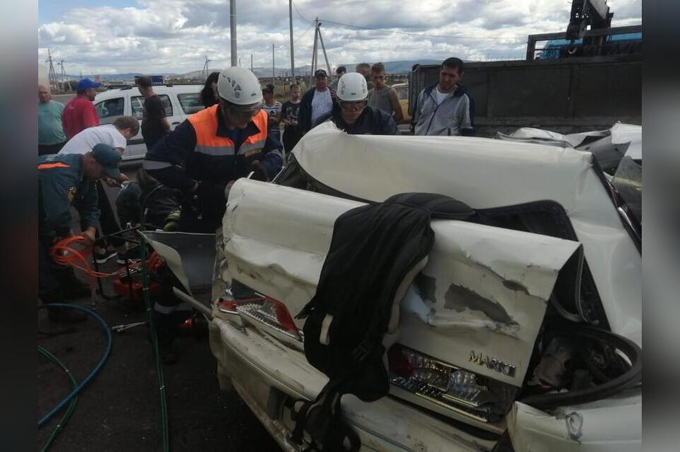 Водитель иномарки влетел под автокран в районе села Застепь