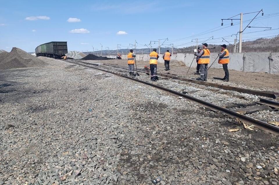 Два груженых щебнем вагона поезда сошли с рельсов в Забайкалье