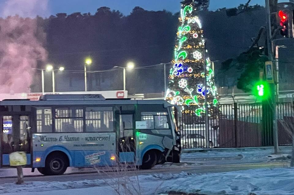 Автобус с маршруткой столкнулись на перекрестке в Чите