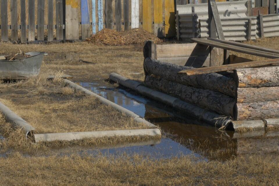 Грунтовые воды подтопили микрорайон в Хилке