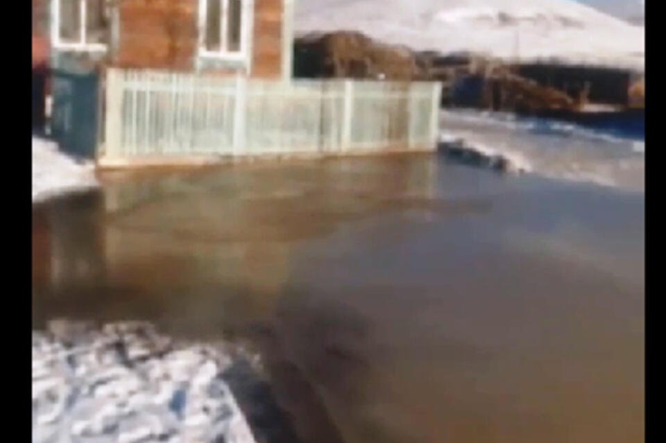 Село в Акшинском районе заливает ледяной водой