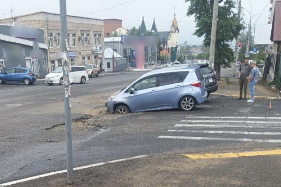 Два автомобиля провалились в яму на перекрёстке Читы