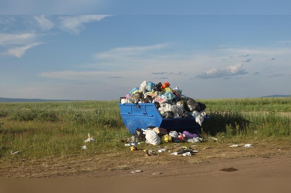 Помои из мусорных баков сливаются у берега Иван-озера