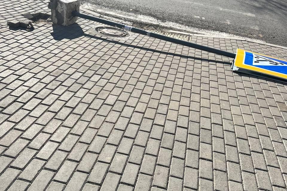 Пешеходный знак отвалился на новом тротуаре в Чите