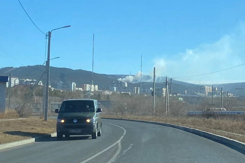 Лесной пожар развернулся рядом со спортивной школой в Чите