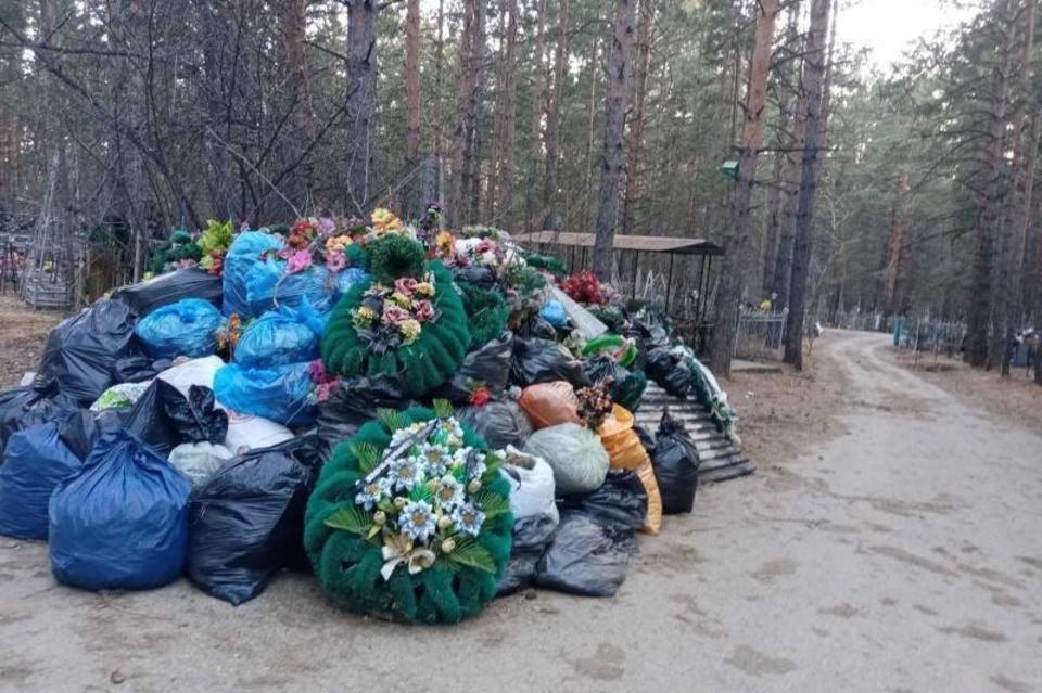 Большие кучи мусора скопились на кладбищах Читы перед Родительским днем