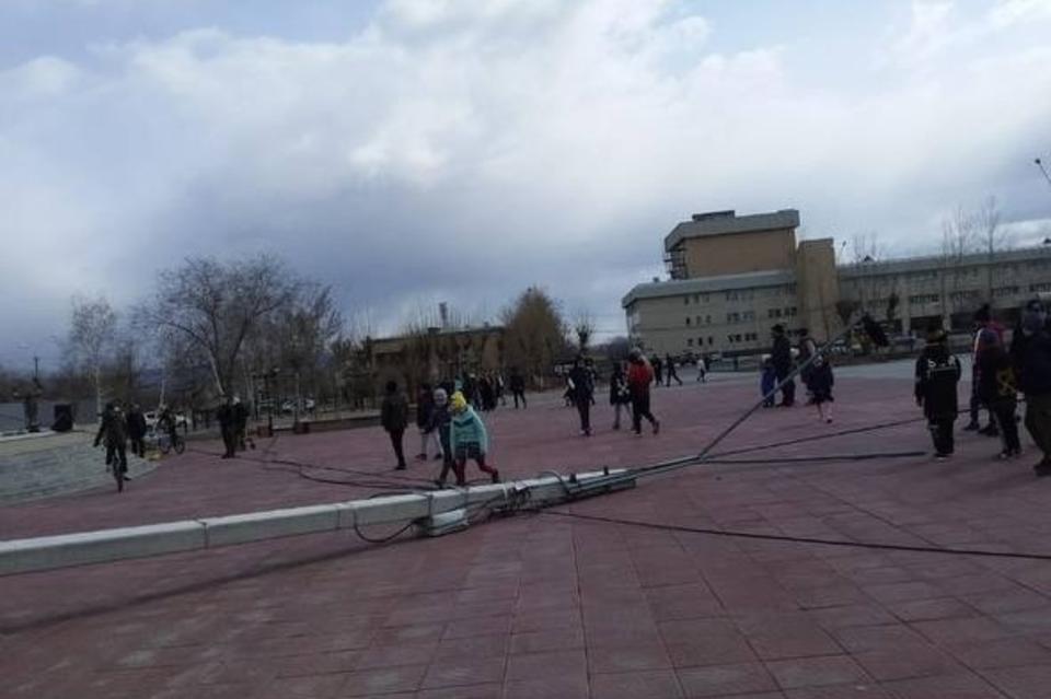Два столба упали посреди площади Труда на КСК в Чите