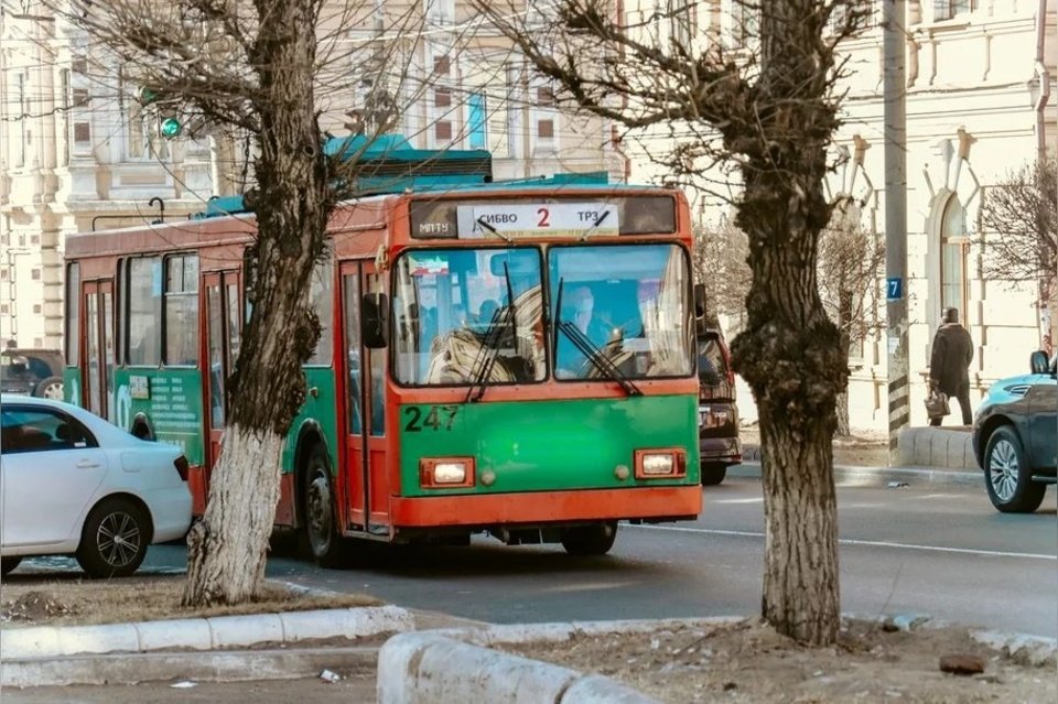 На троллейбусных сетях в Чите произошел обрыв