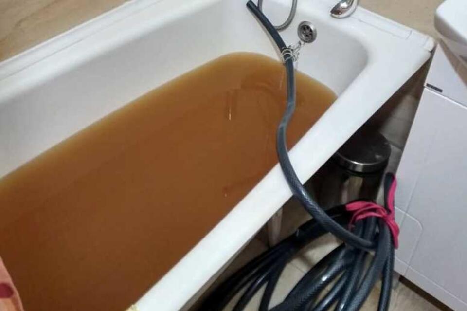 «Вода рыжая бежит»: жители одного из домов на КСК возмущены качеством водоснабжения