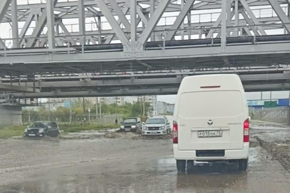 Река Чита вновь разлилась под мостом на Лазо