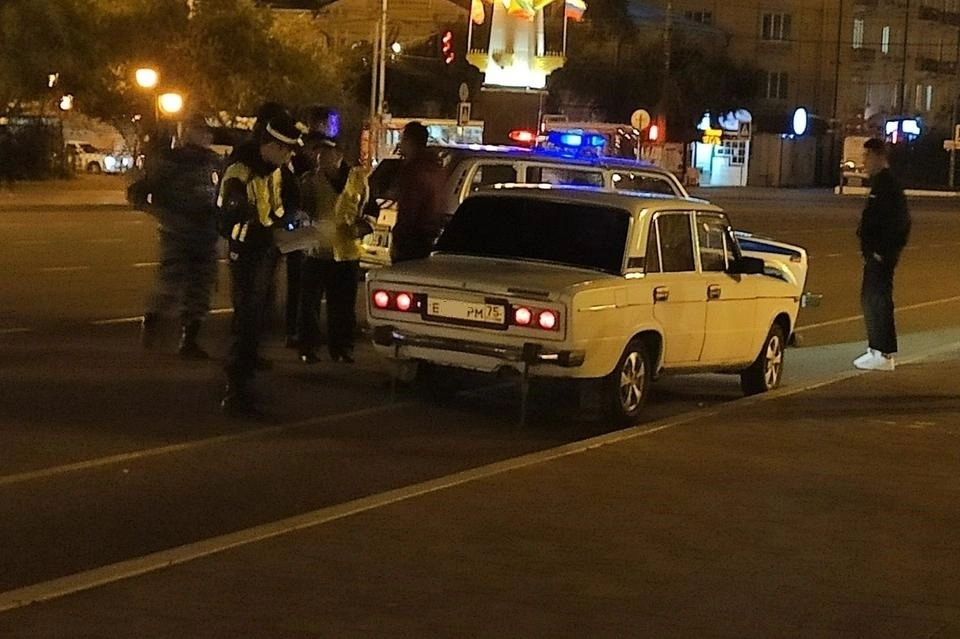Автомобиль проехал прямо через площадь Ленина в Чите