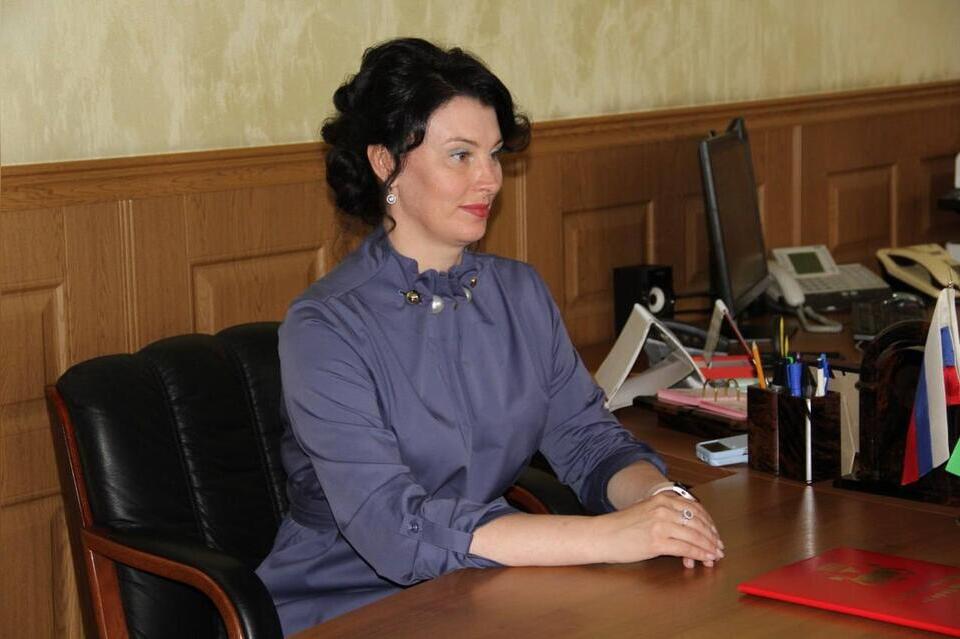 Зрелая секретарша пишет в буфер обмена за столом на светлом фоне