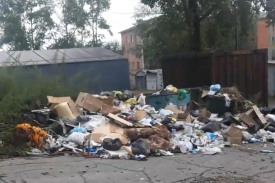 Жители Могочи продолжают жаловаться на заваленные мусором площадки