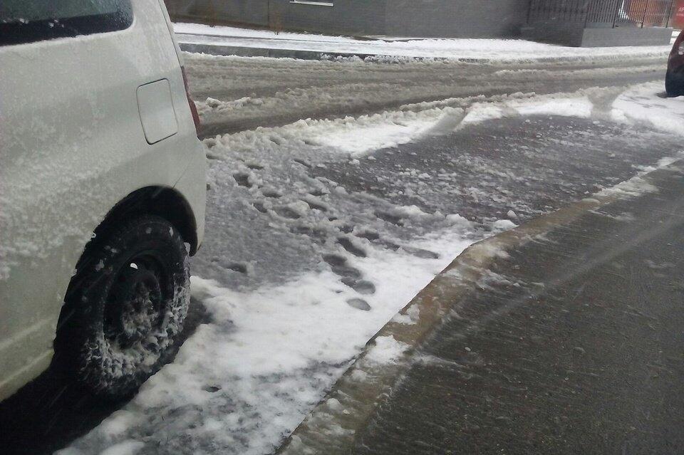 ГИБДД призвало водителей и пешеходов быть внимательными из-за выпадения снега