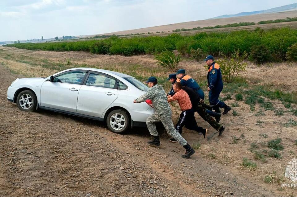 Сотрудники МЧС помогли водителю с перевернувшейся в кювет машиной